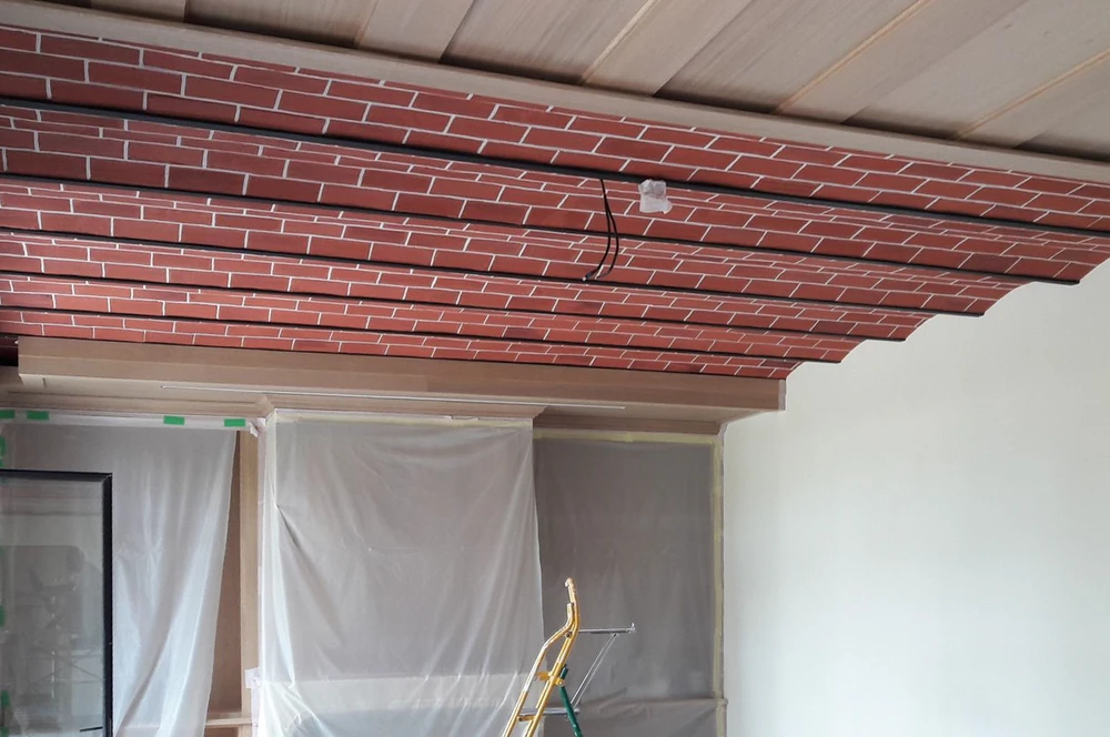 Une pièce vide avec une seule porte blanche à côté d'une porte vitrée, créant un contraste unique dans l'espace vide