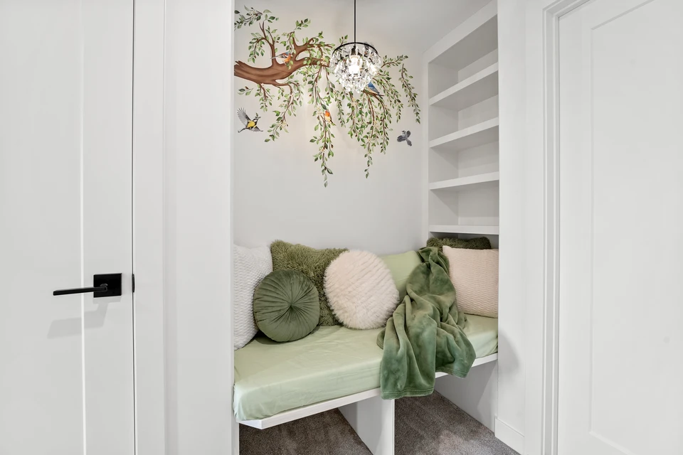 Intérieur moderne avec plante verte en pot coloré près d'une fenêtre à carreaux de verre