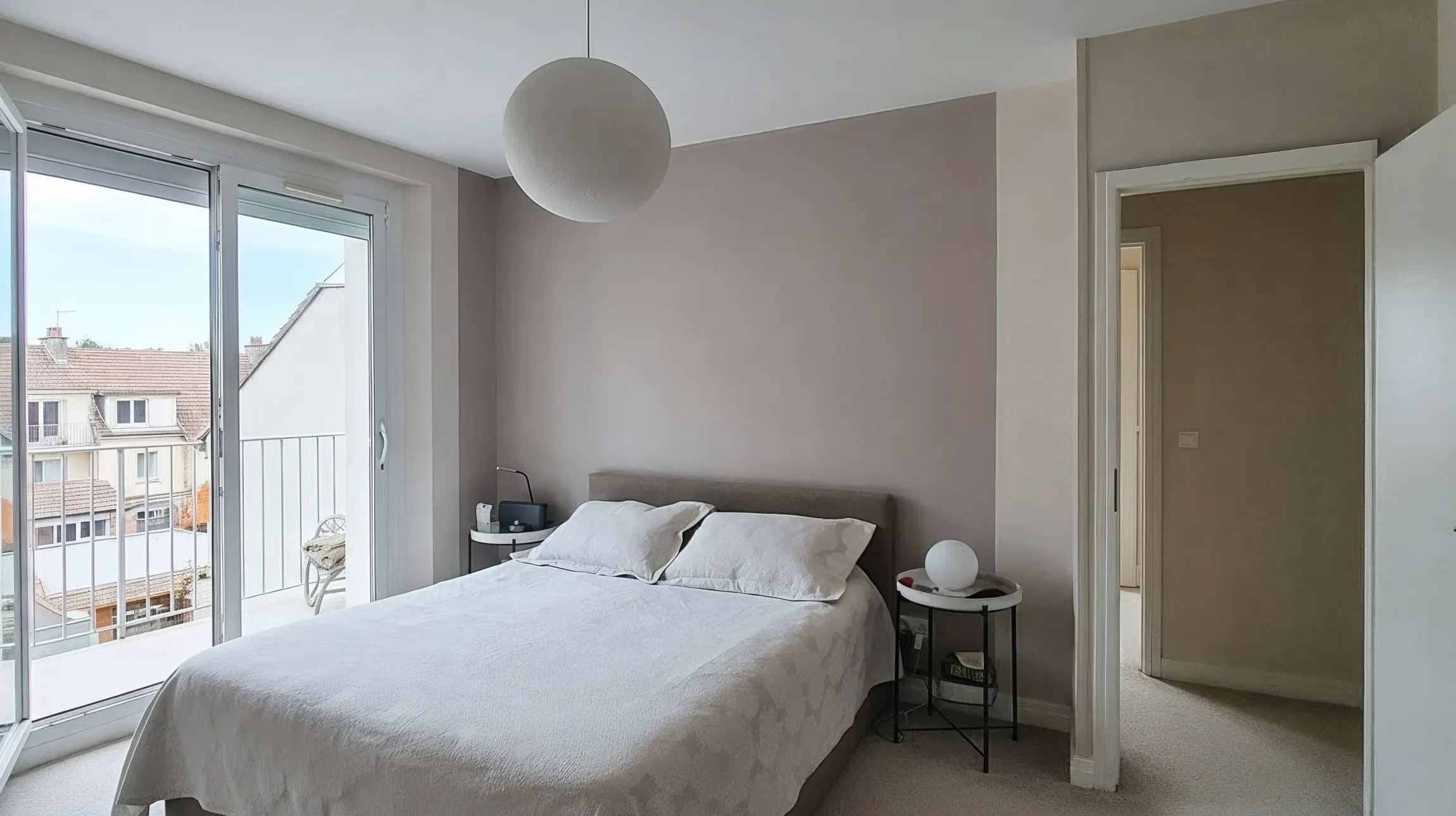 Scène d'intérieur avec pots de peinture ouverts et pinceau