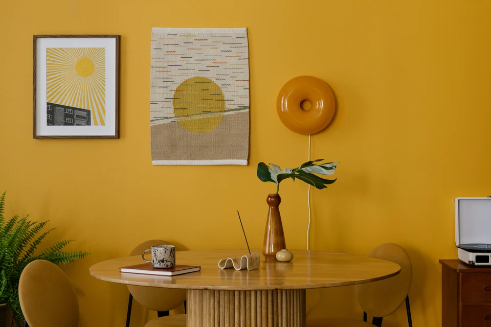 Vue de dessus pont extérieur en bois entretien de la terrasse de la maison, peinture de l'ouvrier au parquet, avant et après l'effet