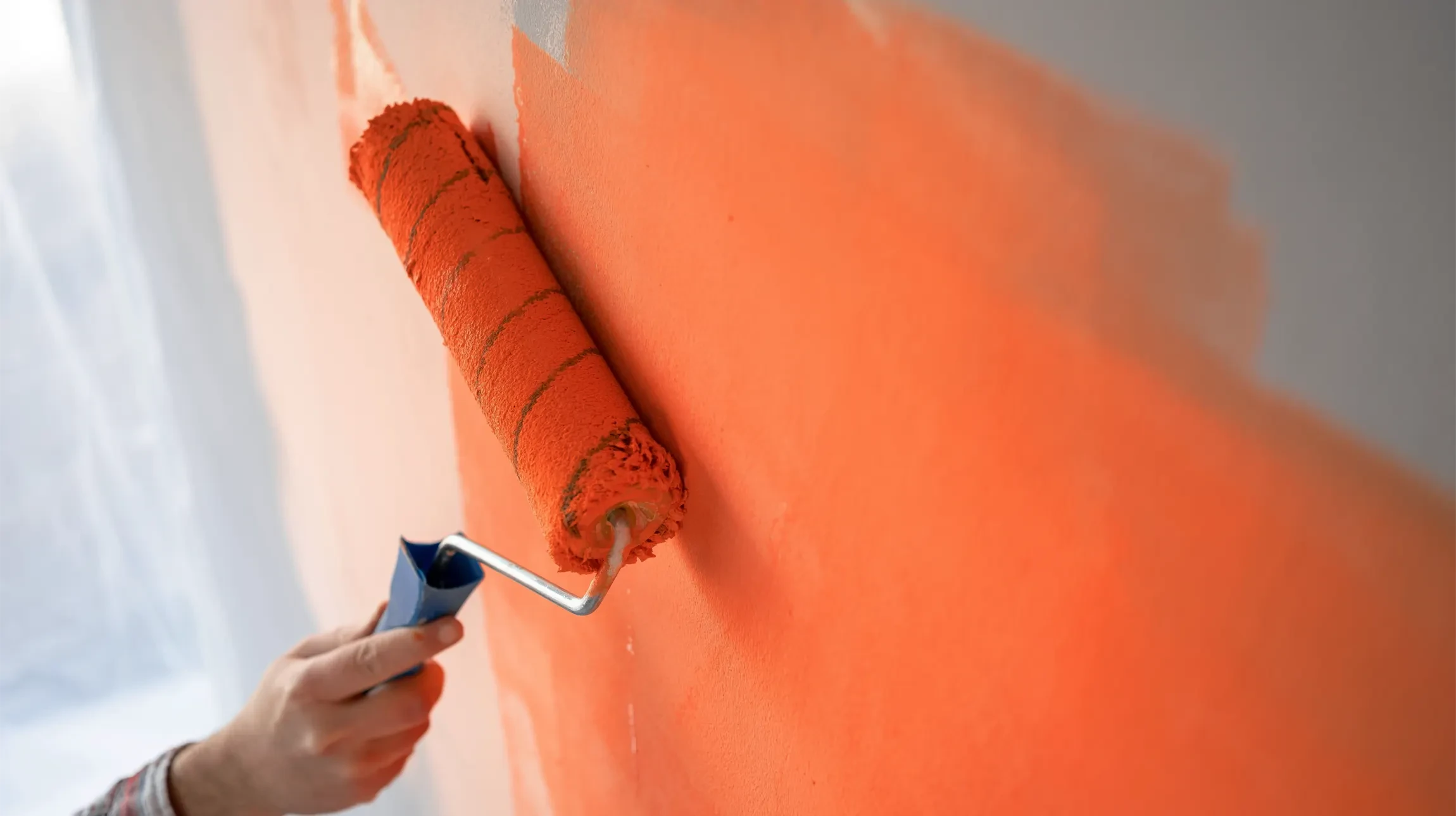 Intérieur moderne minimaliste avec murs verts olive, plafond mansardé et parquet bois clair