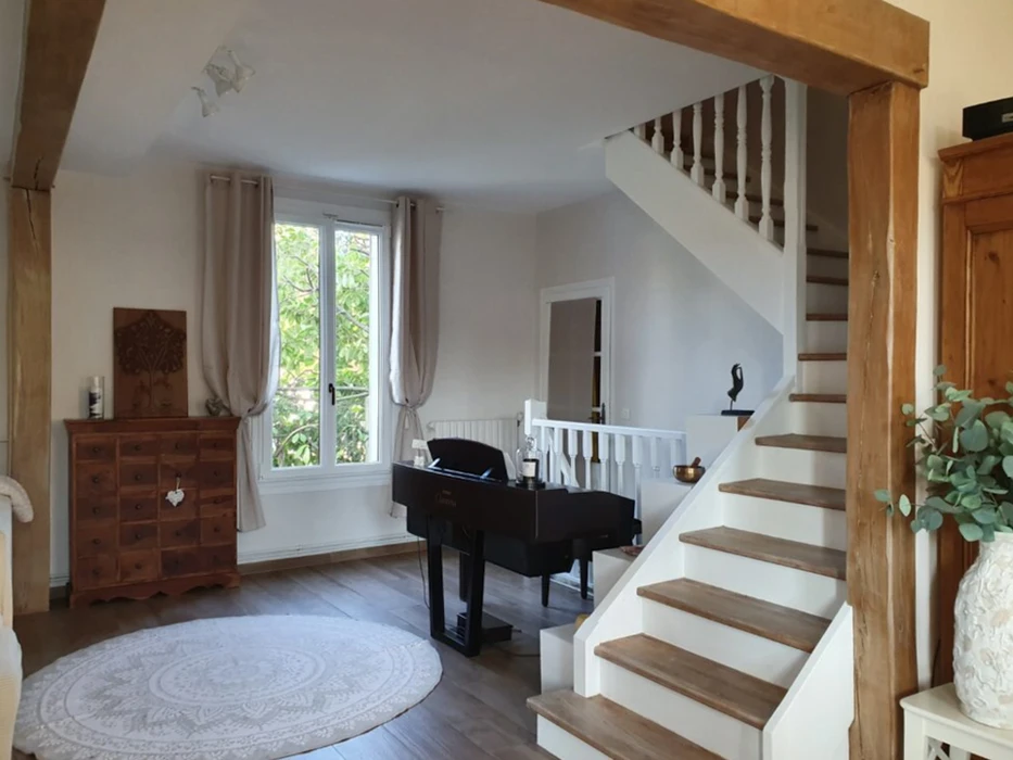 Intérieur résidentiel avec salon élégant aux murs blancs et plafond avec moulures décoratives