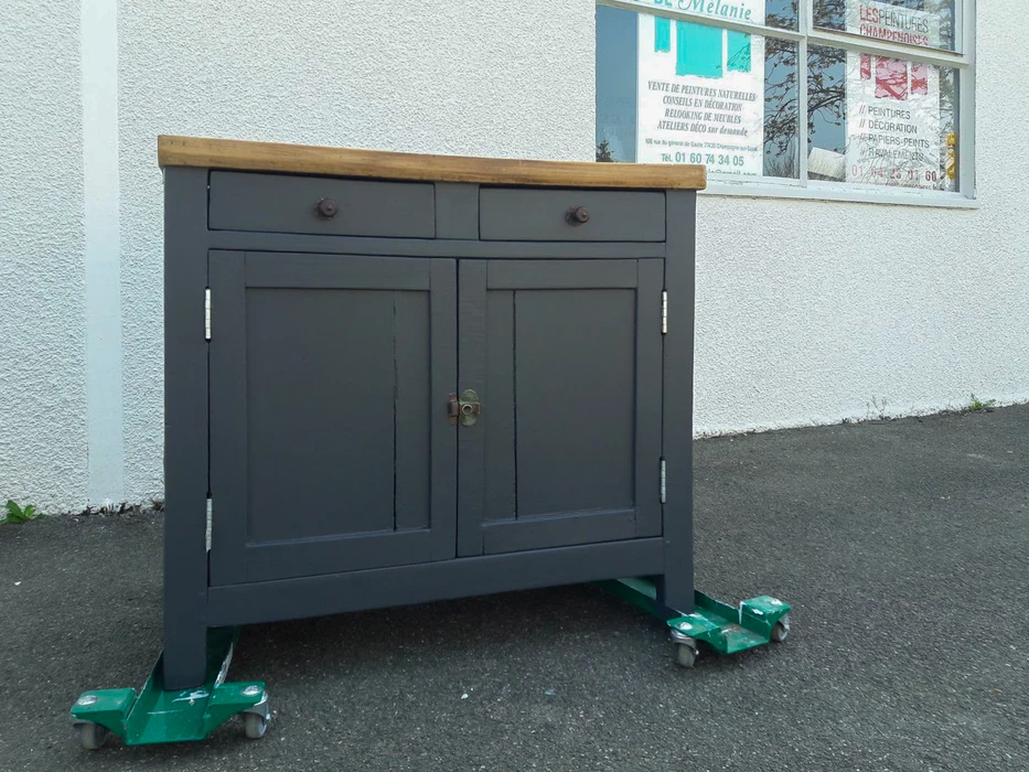 Salon moderne avec parquet en bois massif aux lames larges teinte naturelle