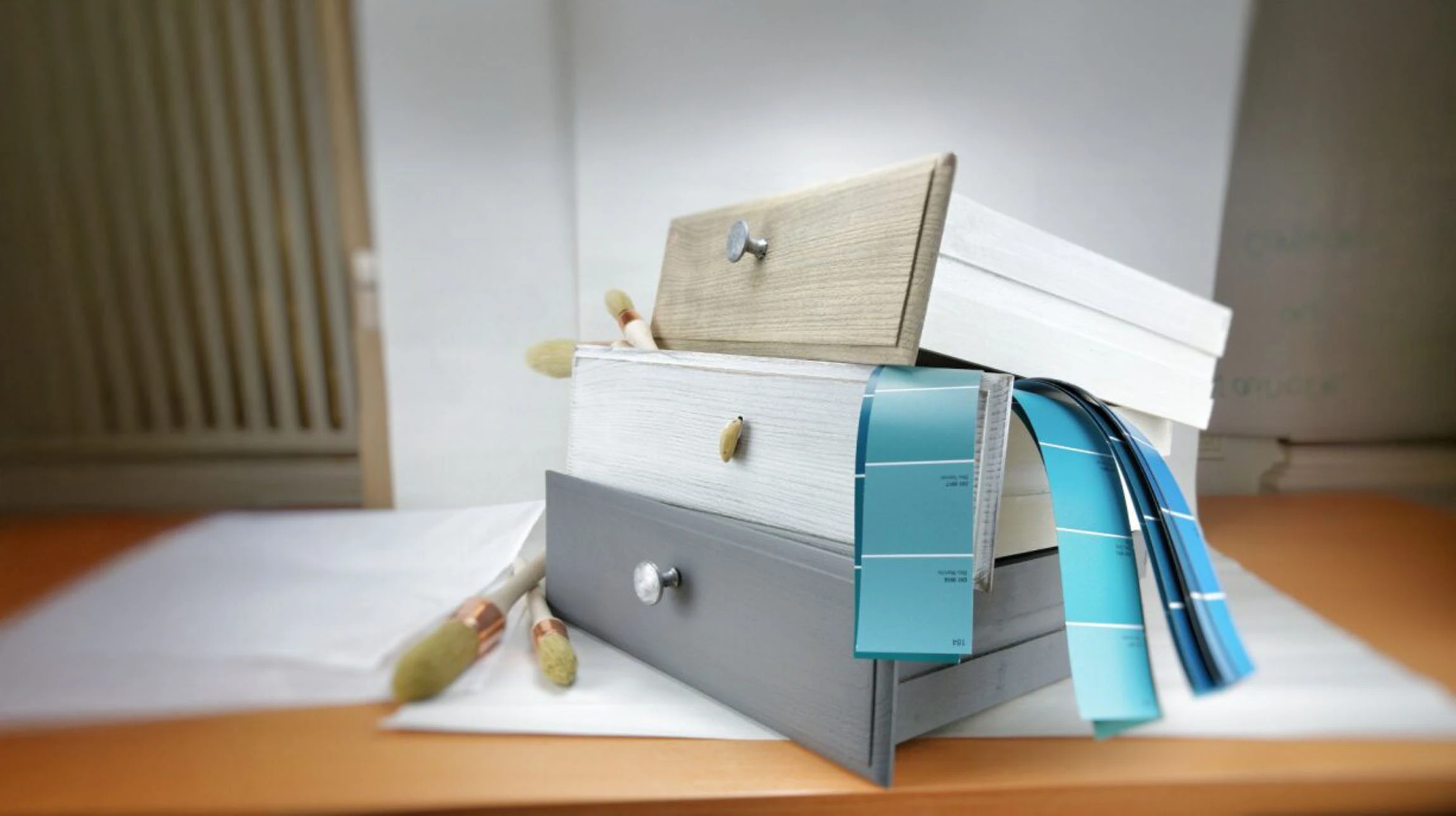 Maison contemporaine unifamiliale avec façade moderne en crépi beige et élément décoratif en pierre naturelle