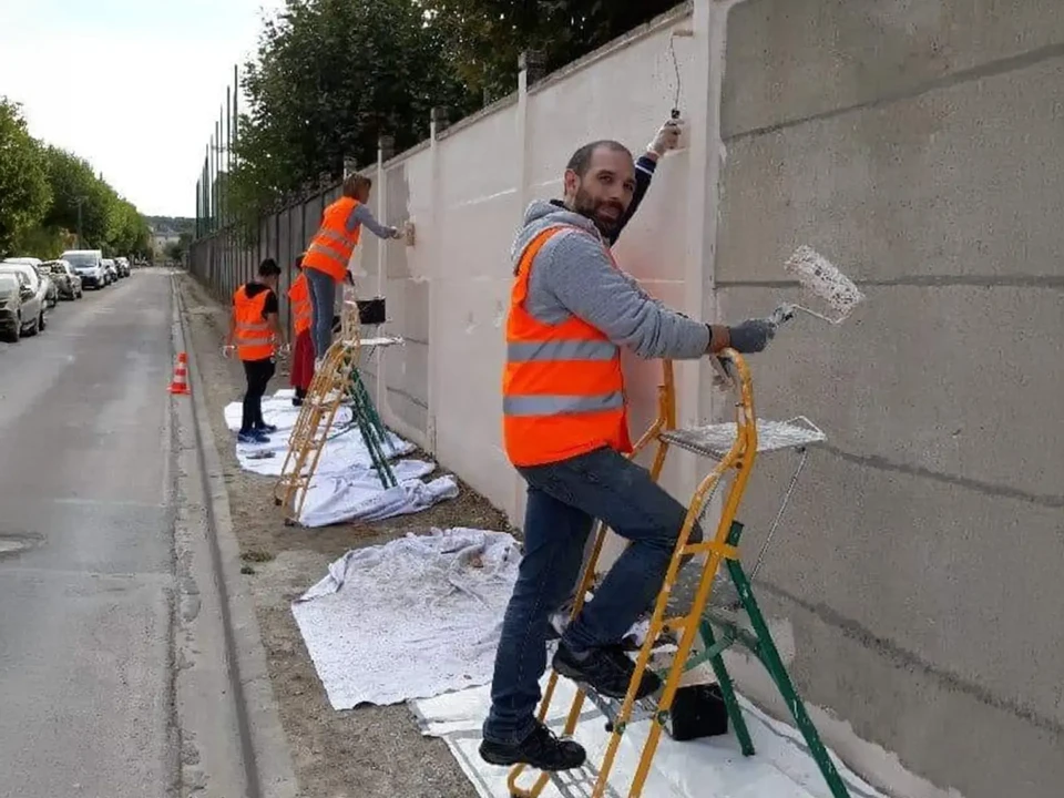 Façade de maison contemporaine à deux niveaux avec architecture moderne