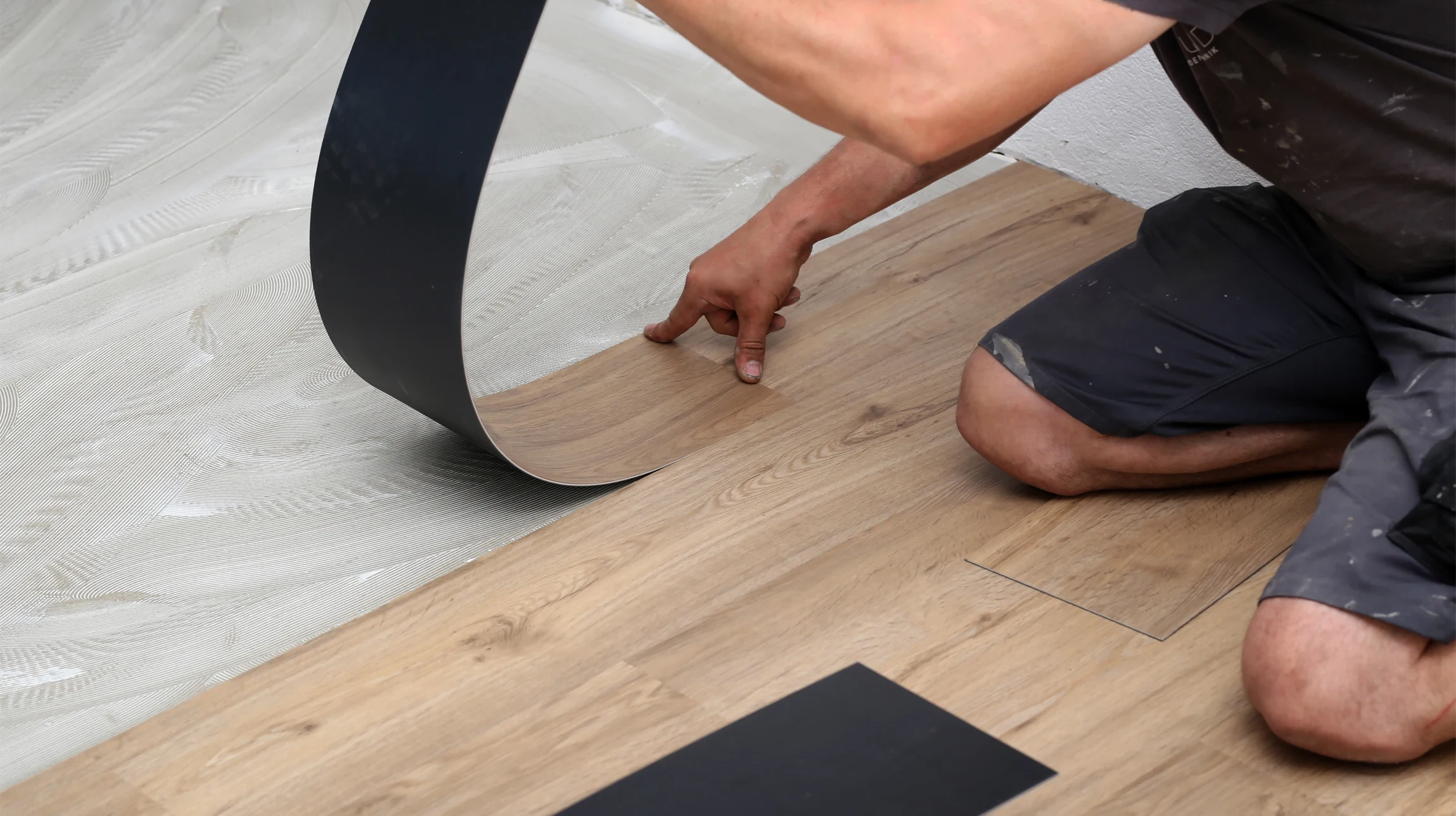 Pièce vide moderne avec deux plantes vertes en pot disposées symétriquement de chaque côté d'une fenêtre centrale