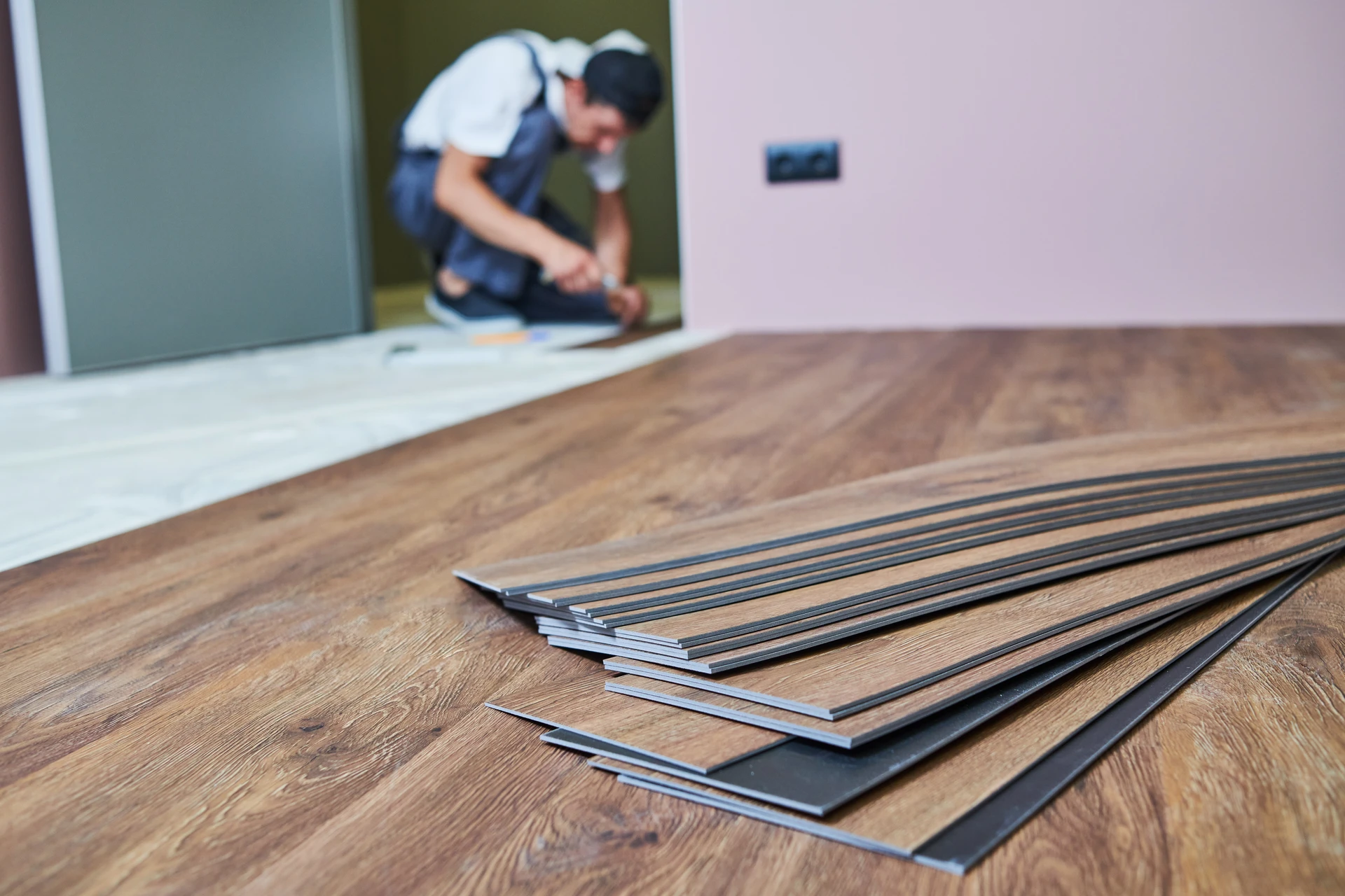 Atelier industriel avec disques de découpe diamantés disposés sur surface métallique